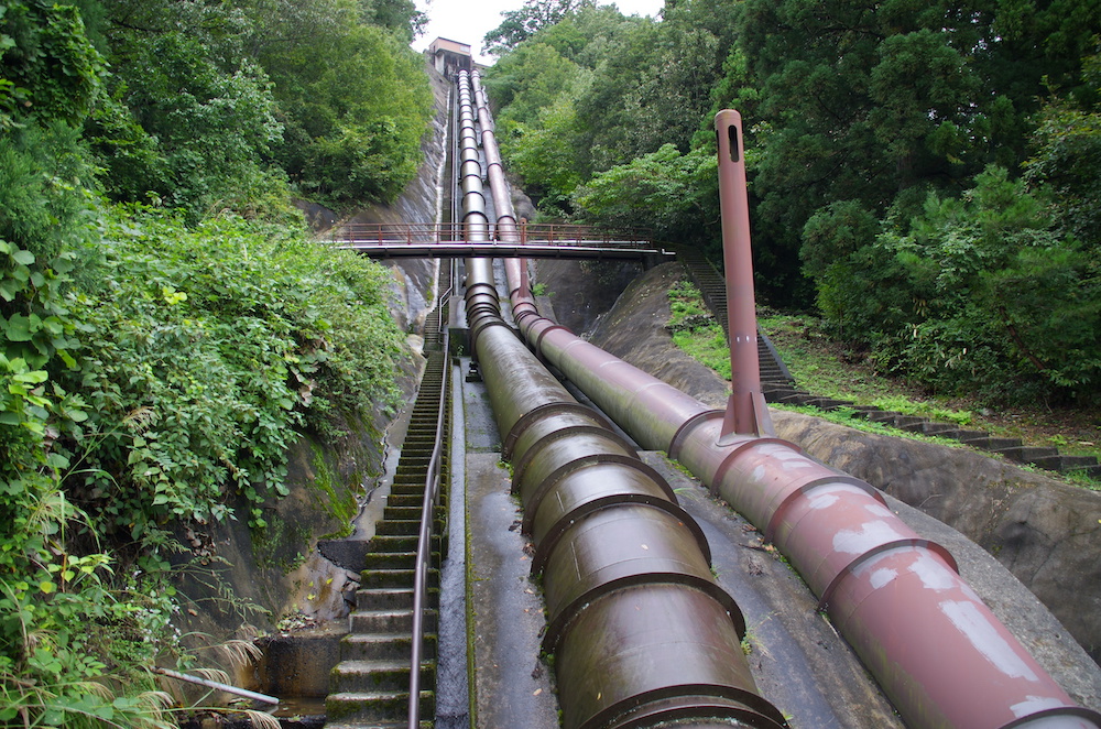 水力発電所の鉄管のイメージ画像