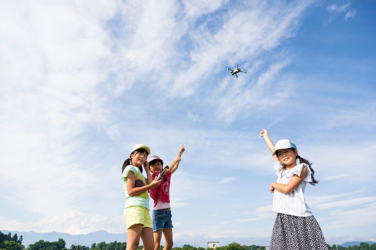 マルチコプターとは?ドローンとの違いや特徴・種類・メリットを解説