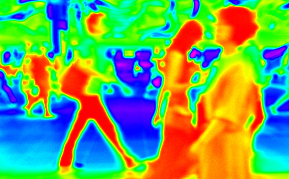 赤外線カメラで体温の高い人を検出する（イメージ）