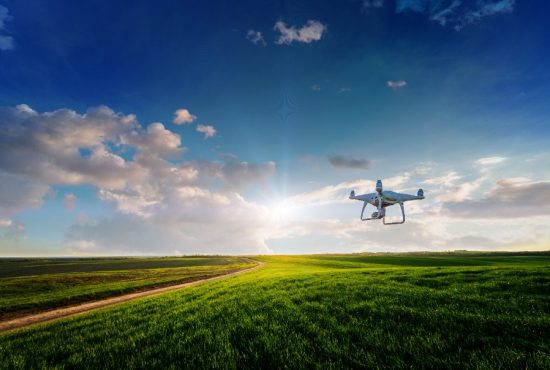 畑の上を飛行するドローン