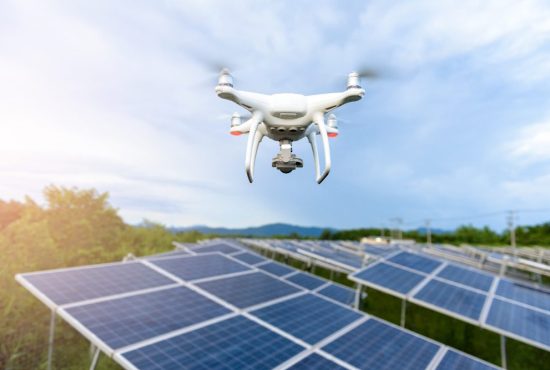 ソーラーパネルの上を飛ぶドローン
