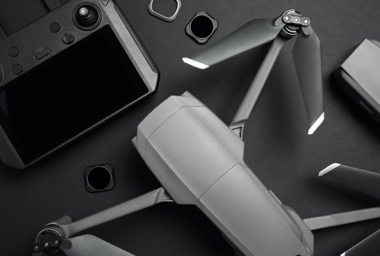 ドローンの白黒写真